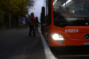 RBS-Bus an Haltestelle