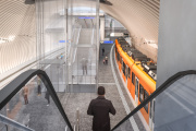 Ein Fahrgast fährt hinunter in den künftigen RBS-Bahnhof Bern (Visualisierung).