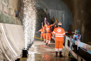 Die heilige Barbara passiert den Durchschlagsbereich in den Händen eines Mineurs. Foto: RBS (Sam Bosshard)