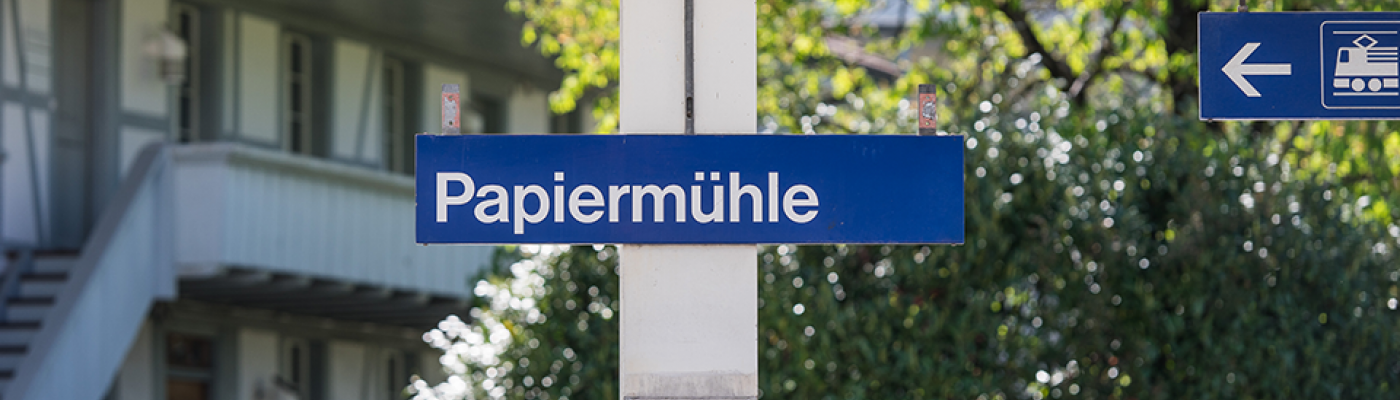 Blaues Bahnhofschild Papiermühle
