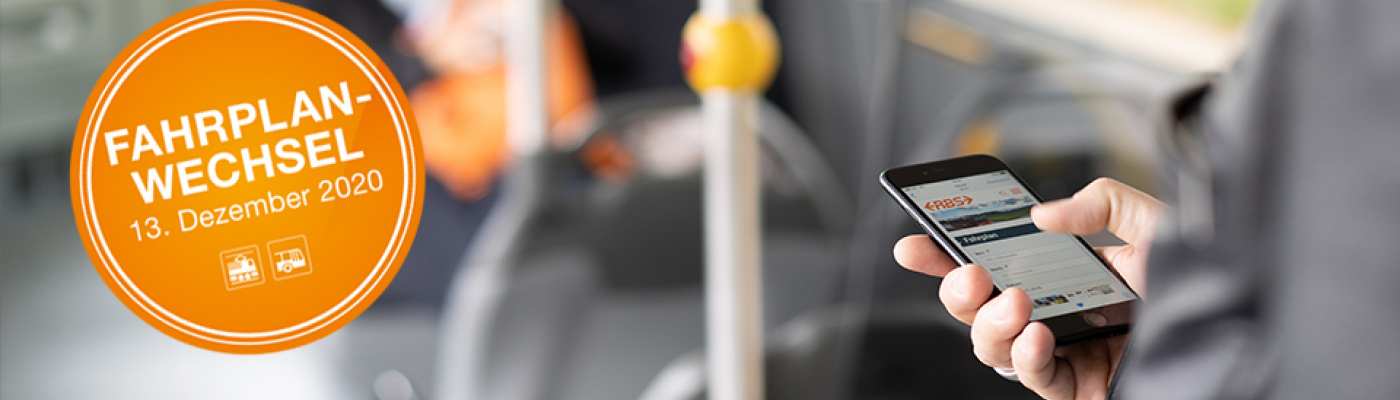Person im Bus hält Handy in Hand, links daneben ein runder Text-Stopper mit dem Text: Fahrplanwechsel, 13. Dezember 2020