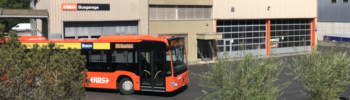 Busgarage Hubelgutstrasse, Gebäude mit Normbus davor