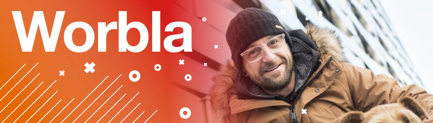 Ein Mann mit Brille lächelt in die Kamera - links neben ihm steht gross «Worbla»