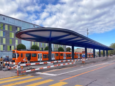 Bahnhof mit neum Perrondach