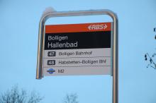 Neue Haltestellentafeln auf dem RBS-Busliniennetz