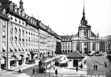 1924: Die ursprüngliche Endstation der Solothurn-Zollikofen-Bern-Bahn SZB auf dem Bahnhofplatz vor dem Hotel Schweizerhof mit einem Personenzug und einem Tram der Linie 12 ins Brückfeld.