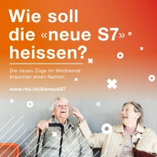 Kampagnen-Sujet «Die neue S7»: zwei ältere Damen sitzen am Bahnhof und lachen