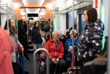 Fahrgäste im neuen RBS-Zug Worbla