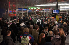 Fahrgäste im Wartebereich Bahnhof Bern
