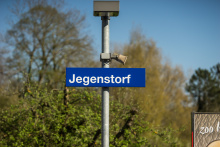 Blaues Bahnhofsschild Jegenstorf