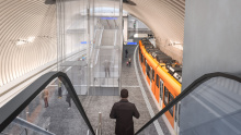 Abgang Rolltreppe in den neuen RBS-Bahnhof, ©RBS, Visualisierung ikonaut