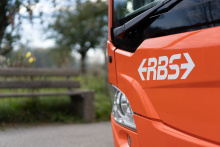 Front eines orangen RBS-Normbusses mit weissem Logo