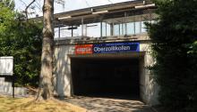 500 Tonnen-Kran hebt Fertigteilelemente für die neue Personenunterführung am RBS-Bahnhof Oberzollikofen