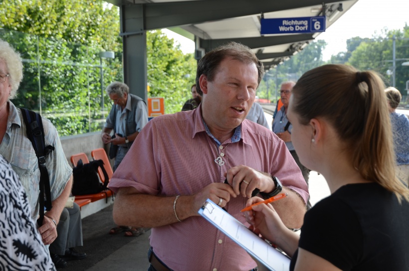 Testpersonen besprechen miteinander die möglichen Verbesserungen bezüglich der Anzeige auf dem Monitor