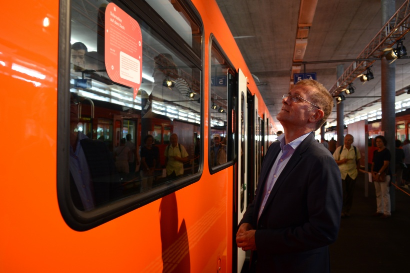 Christoph Neuhaus, Regierungsratspräsident Kanton Bern liest von aussen eine Ideensprechblase am neuen Worbla-Zug