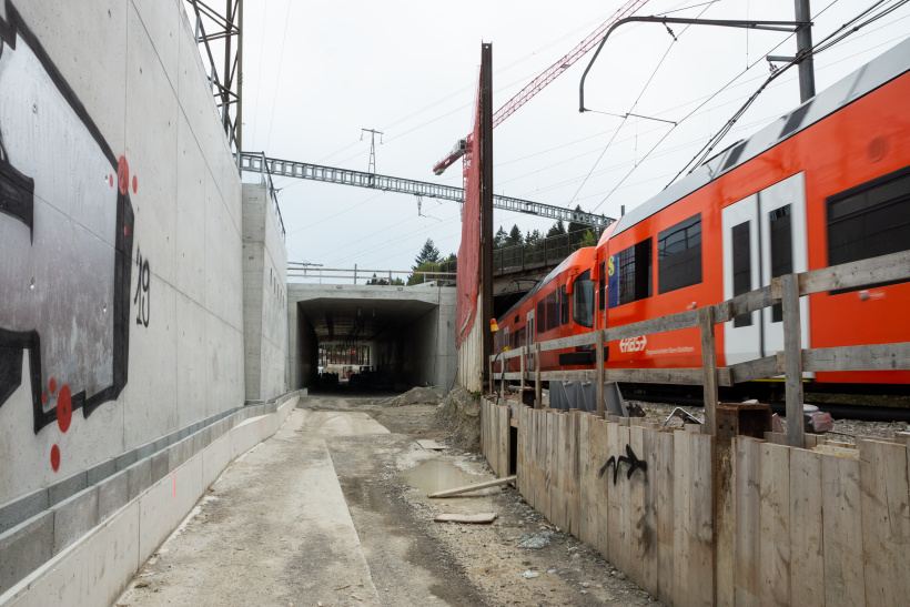 Links ist die neue doppelspurige Bahnunterführung zusehen. Rechts ist eine Seconda in Dop-peltraktion auf dem alten Bahntrassee unterwegs. Blickrichtung Zollikofen.