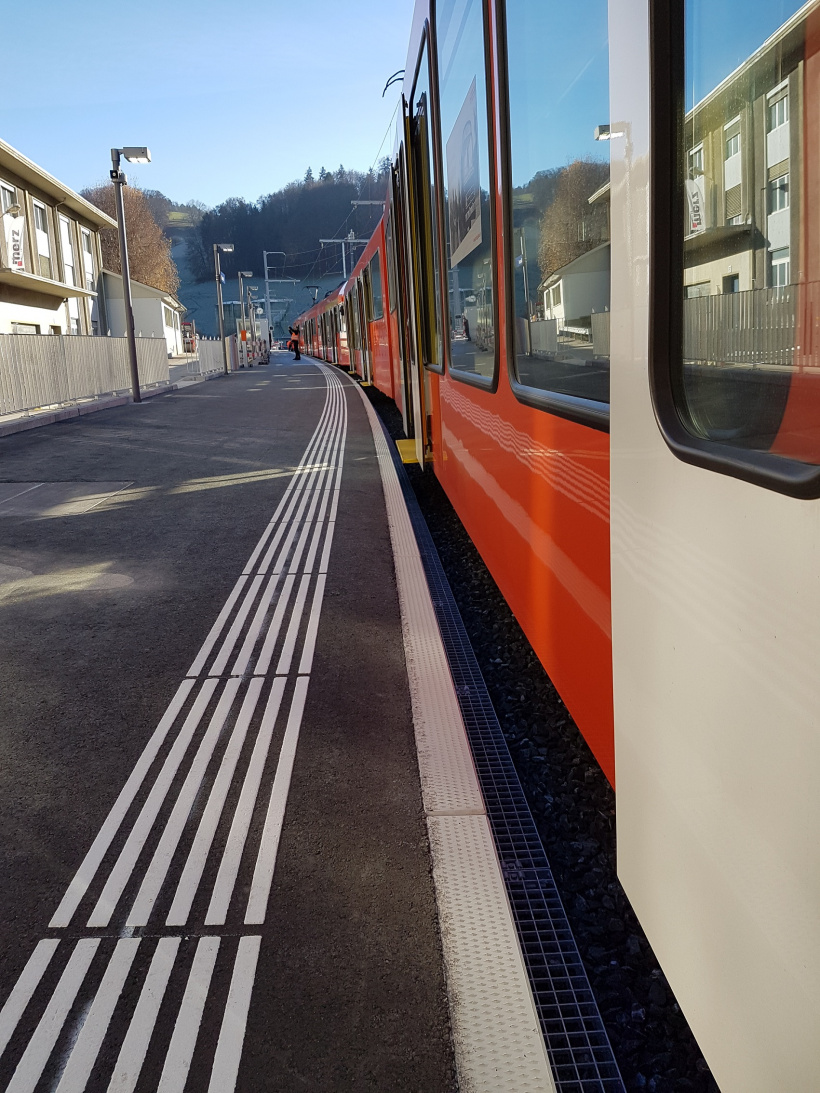 Die Worbla am Bahnhof Deisswil mit offenen Türen.