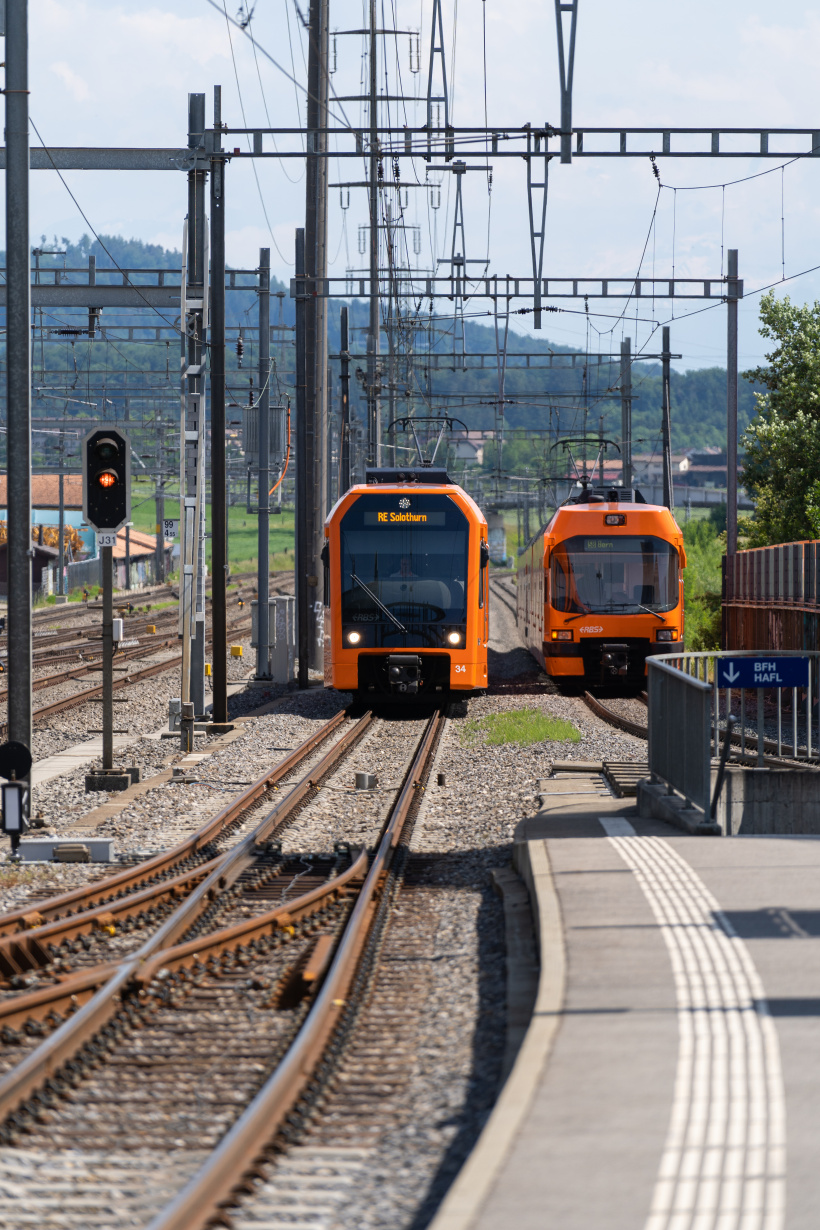 NExT und Seconda sind mit eingeklappten Rückspiegel unterwegs.