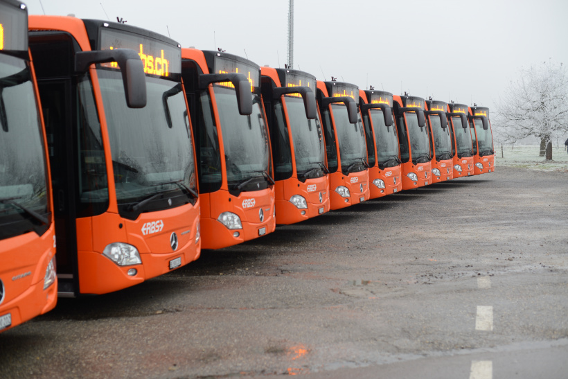 Orange RBS-Busflotte nebeneinander parkiert 