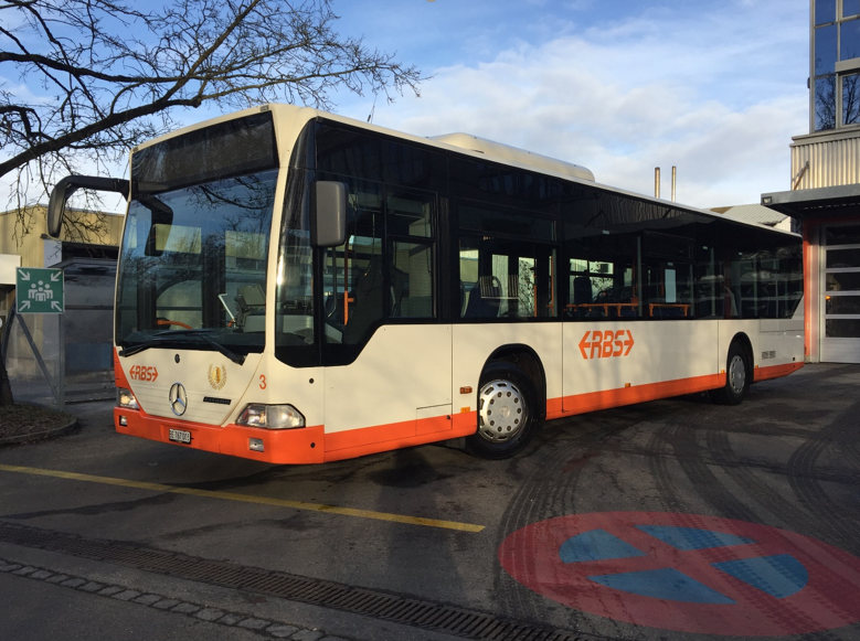 Bus Nr.3 glänzt in der winterlichen Abendsonne, bereit für seinen nächsten Einsatz