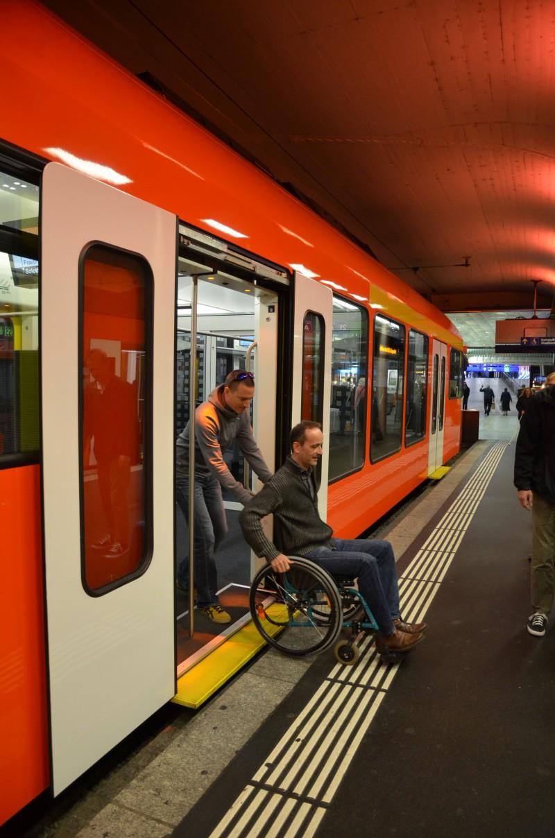 Barrierefreitheit, Rollstuhl, Bahnhof Bern, Rampe, Handicap