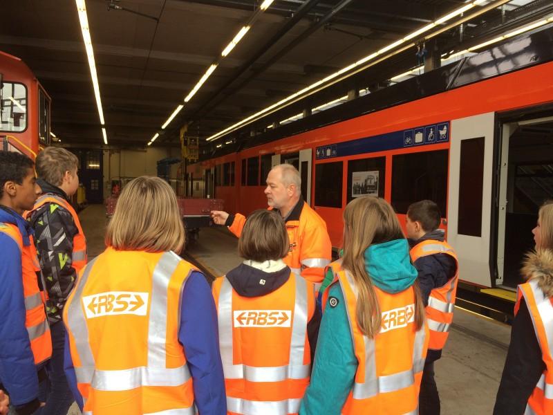 RBS - Zukunftstag - Schüler im Depot Worblaufen