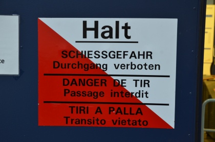 Schild am Eingang: "Halt, Schiessgefahr - Durchgang verboten".