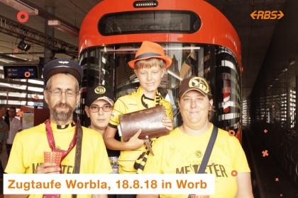 Der neue Worbla Zug, davor eine Gruppe in gelber Kleidung