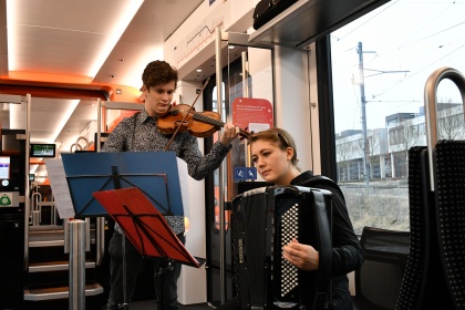 Mit Musik werden die Fahrgäste willkommen geheissen. 