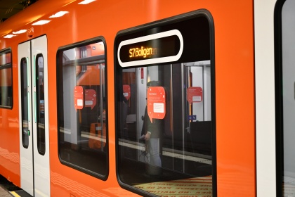 Die Worbla steht im Bahnhof Bern bereit für die erste Fahrgastfahrt