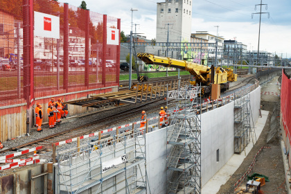 Einbau der ersten Hilfsbrücke mit dem SBB-Kirow-Kran