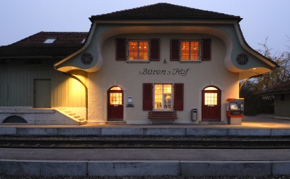 Beleuchteter Bahnhof Büren zum Hof