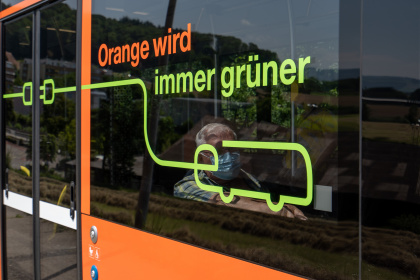 e-Bus mit Anschrift Orange wird immer grüner