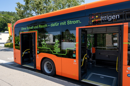 e-Bus mit Anschrift - Ohne Schall und Rauch - dafür mit Strom - Logo Gemeinde Ittigen