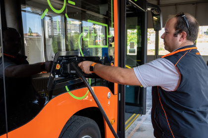 Chauffeur schliesst Ladestation am eCitaro an