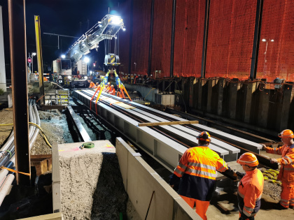 Die erste Hilfsbrücke wird mit dem Gleiskran eingesetzt