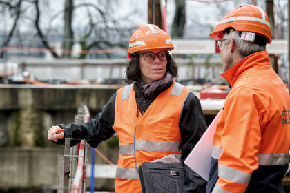 Projektleiterin und Projektleiter Infrastruktur gemeinsam bei einer Baustelle